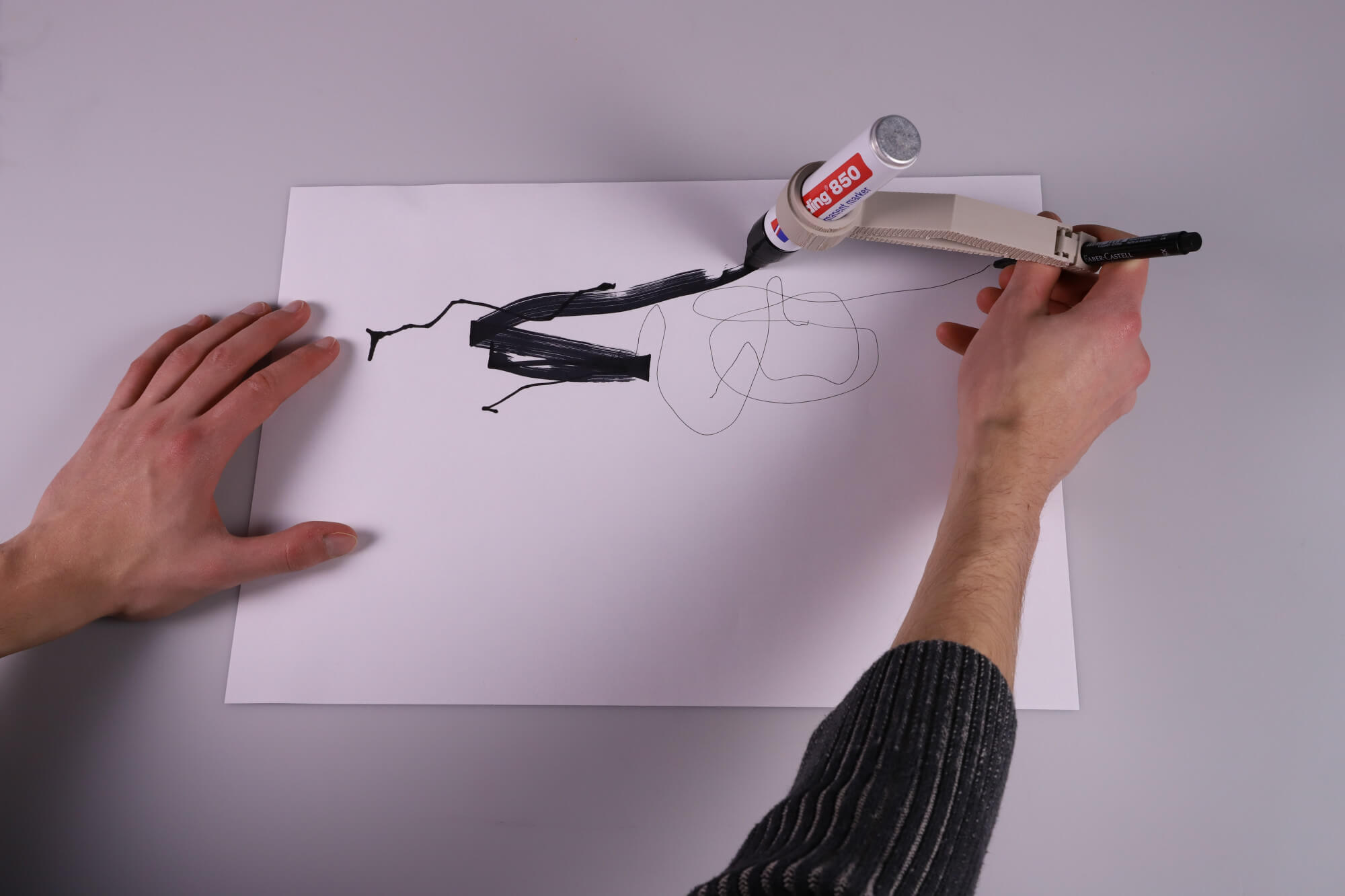 Stiftapplikation, welche das Geschriebene schwärzt - Janne Lamberty